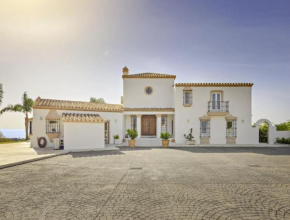 Breathtaking villa in Estepona, close to Selwo